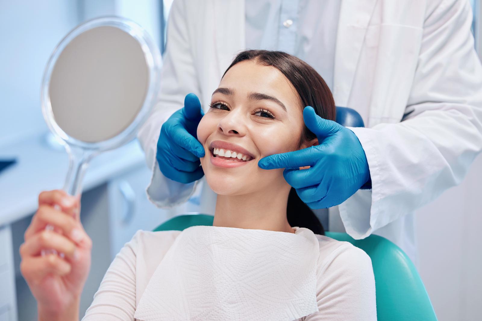 The Differences Between Dental Veneers And Dentures